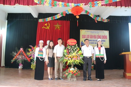 Đồng chí Nguyễn Phúc Hải- Phó trưởng Ban Dân tộc Thành phố tặng hoa chúc mừng Ban tổ chức